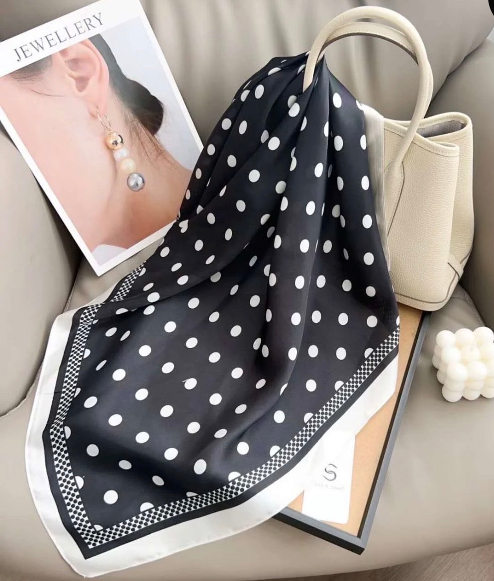 Foulard noir à pois