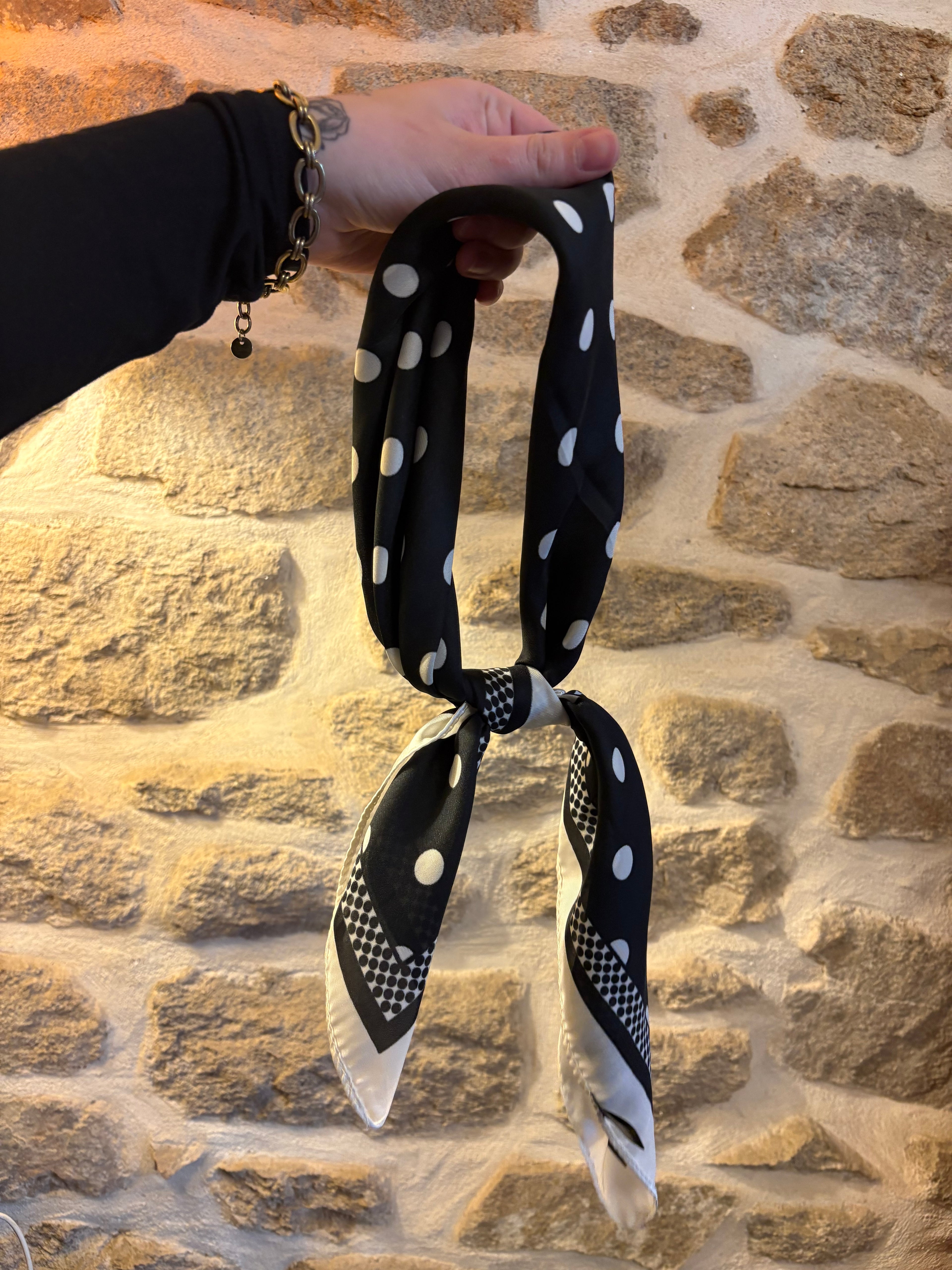 Foulard noir à pois