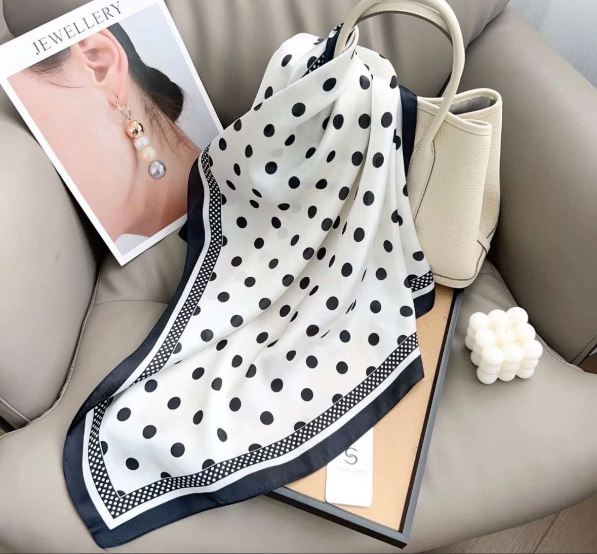 Foulard blanc à pois